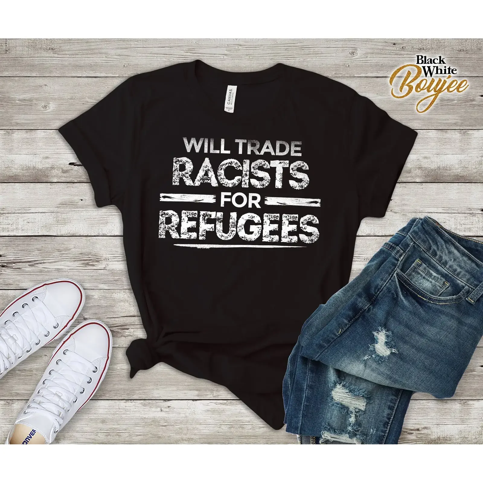 Фото Футболка с надписью «Will Trade Racists For Refugees» в винтажном стиле, с эффектом потертости, для повседневной носки, в поддержку политических действий против бродяг и за защиту беженцев. №1