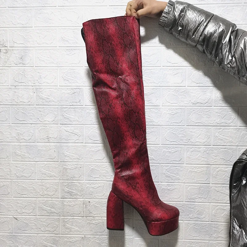 Женские подиумные сапоги выше колена со змеиным узором больших размеров на очень