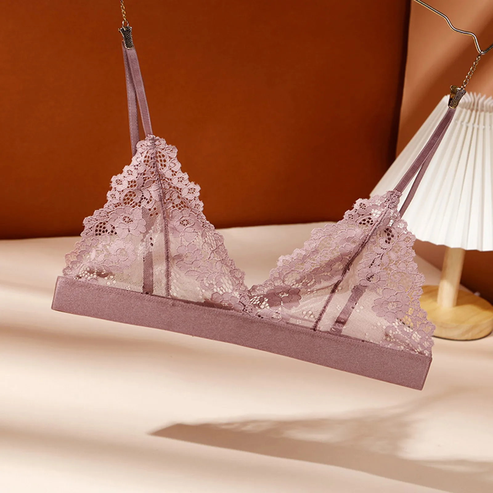 Кружевной бюстгальтер с глубоким вырезом