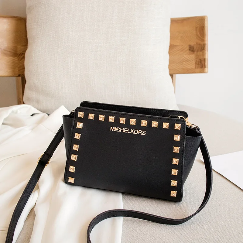 Модная женская сумка новинка 2024 модная с заклепками через плечо со смайликом