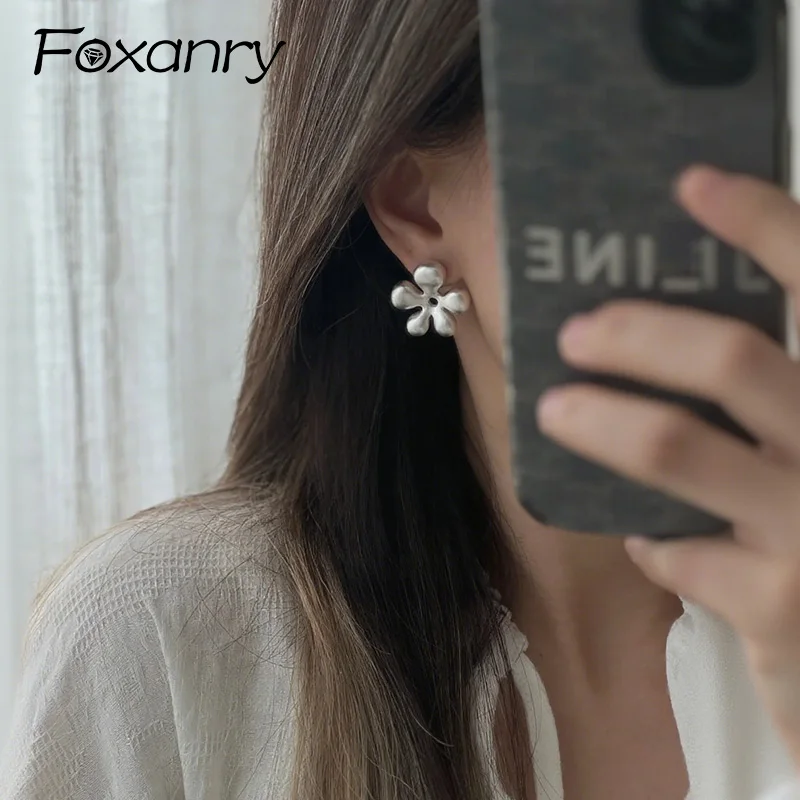 Фото Foxanry серьги-гвоздики с геометрическим рисунком и матовым цветком для женщин и девочек, минималистичные винтажные милые модные классические повседневные вечерние ювелирные изделия, подарки №1