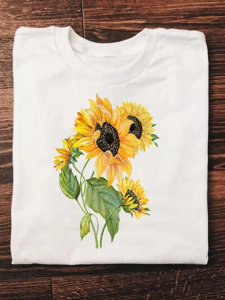 

Футболка женская летняя с коротким рукавом и принтом акварелью и цветами