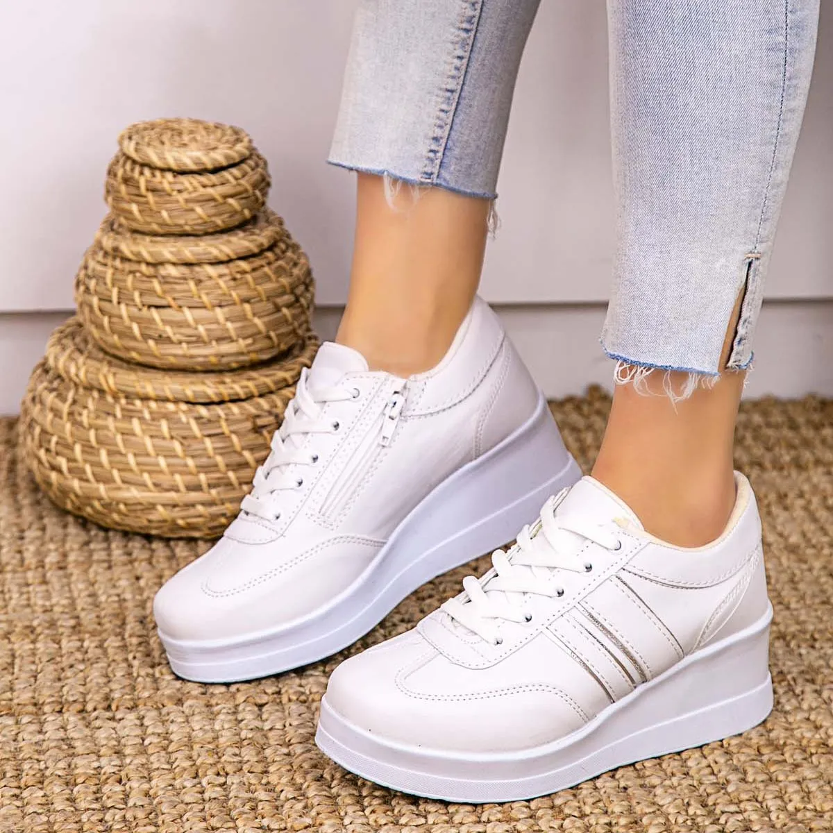

Warm White Skin Silver Stripe Sports Shoes