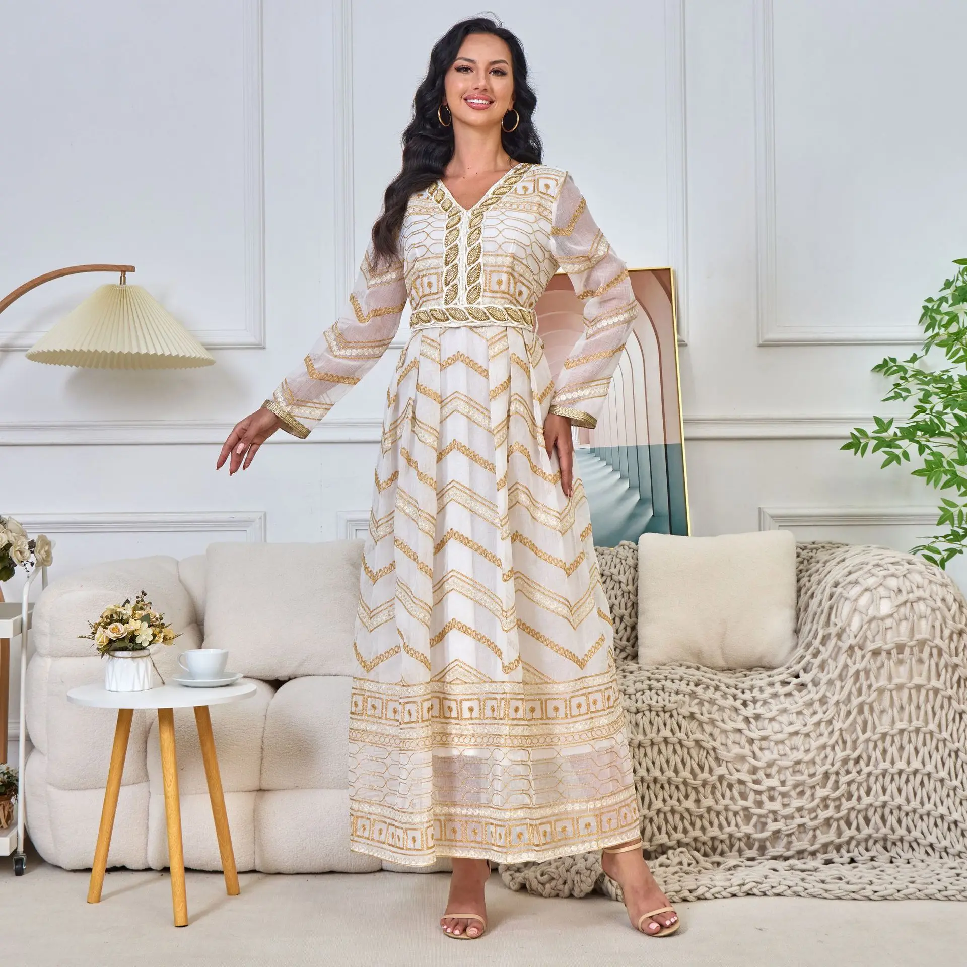 Платье женское с V-образным вырезом и вышивкой