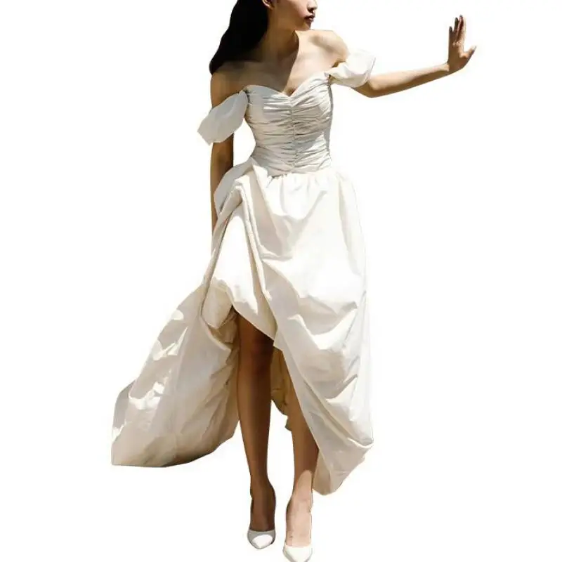 Элегантное свадебное платье с вырезом лодочкой и небольшим шлейфом. Новые модные