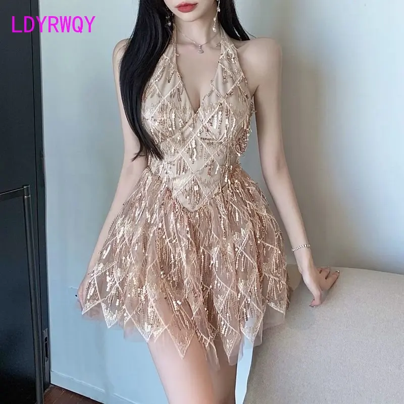 

Шифоновое платье с высокой талией, глубоким V-образным вырезом и блестками