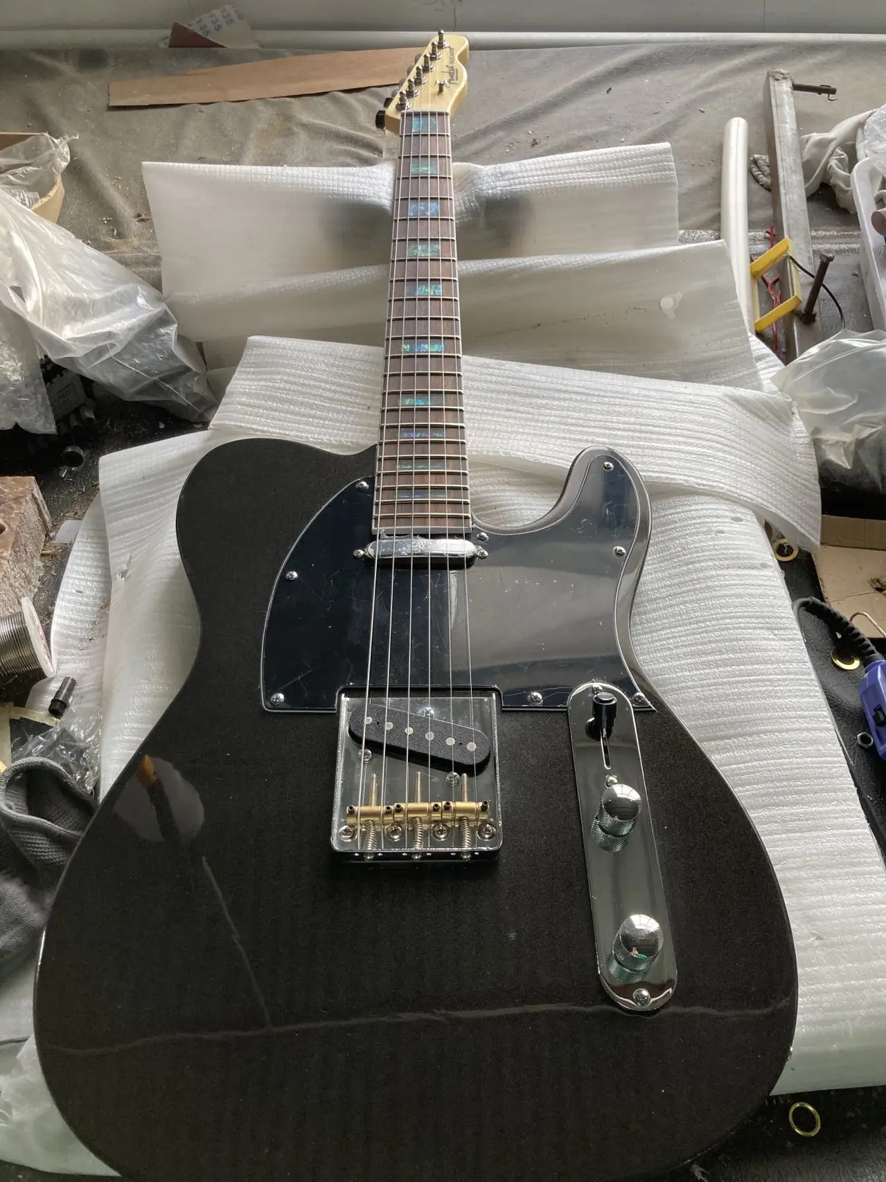 

Custom 6 String Electric Guitar Basswood Body Inlays Shell Metal Black Quality Accessories Free Shipping