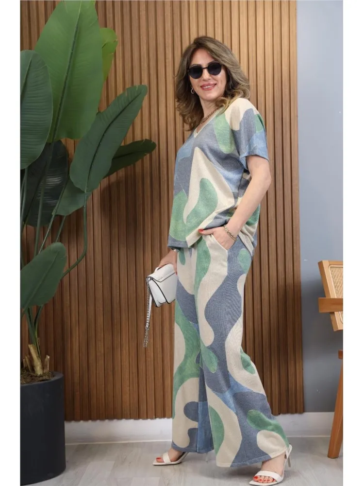 Женский брючный костюм из футболки с коротким рукавом и брюк широкими штанинами