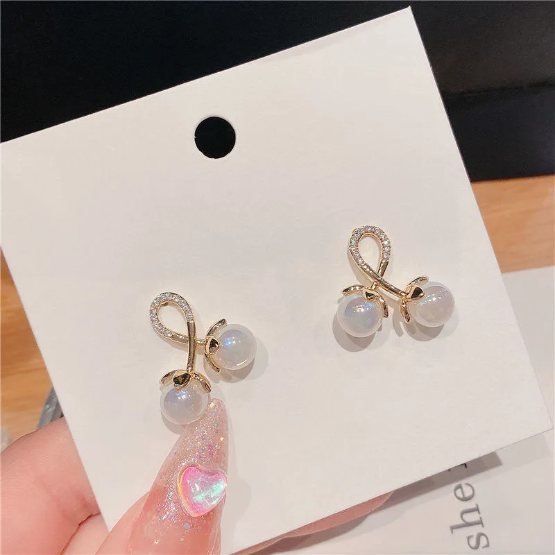 

Korean Sweet Temperament Earrings New High-end Female Fresh New Earrings Personality Simple Pearl Diamond Pendant