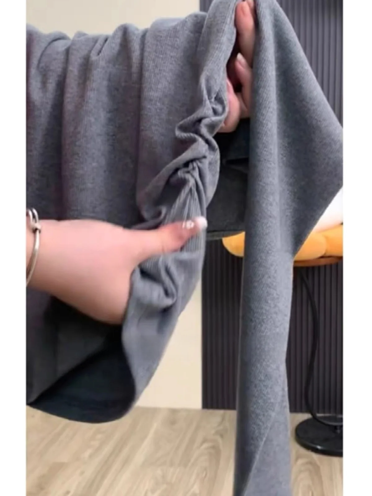 Серая футболка больших размеров с v-образным вырезом и длинными рукавами женская