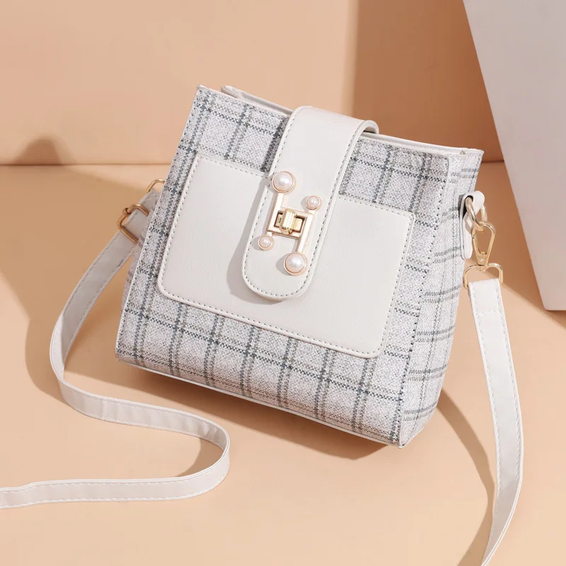 

Wide Strap Shoulder Bags for Women 2022 Designer Lady Handbags and Purses Fashion Chain Messenger Crossbody Bags