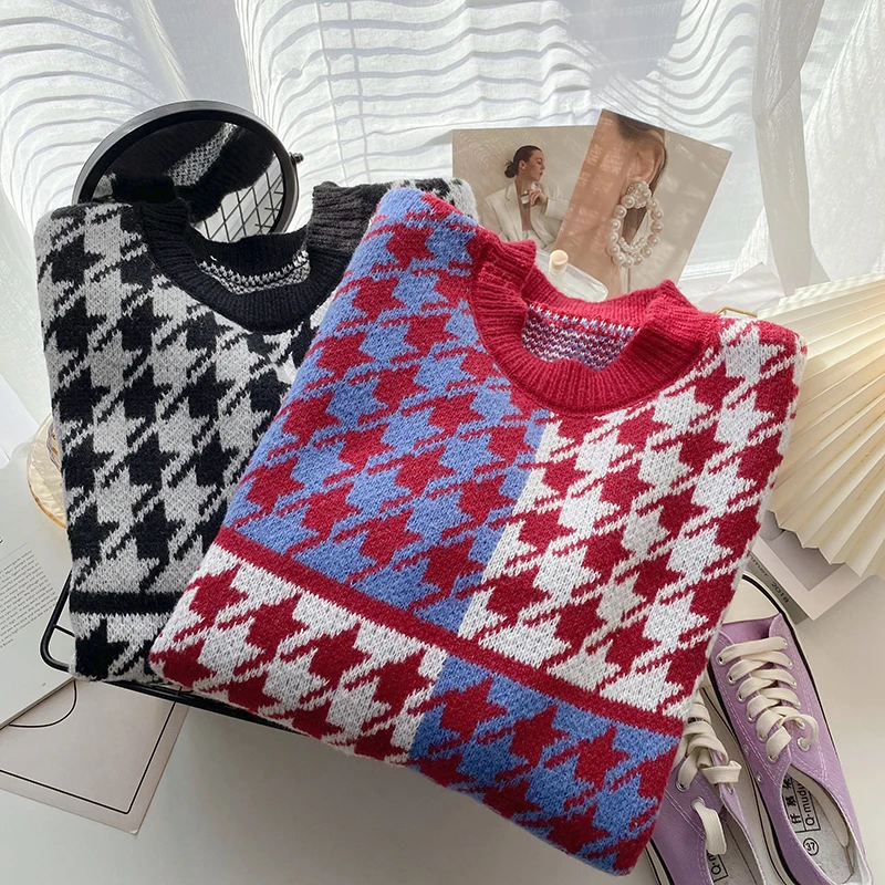 Свитер женский трикотажный в клетку с круглым вырезом и длинным рукавом |