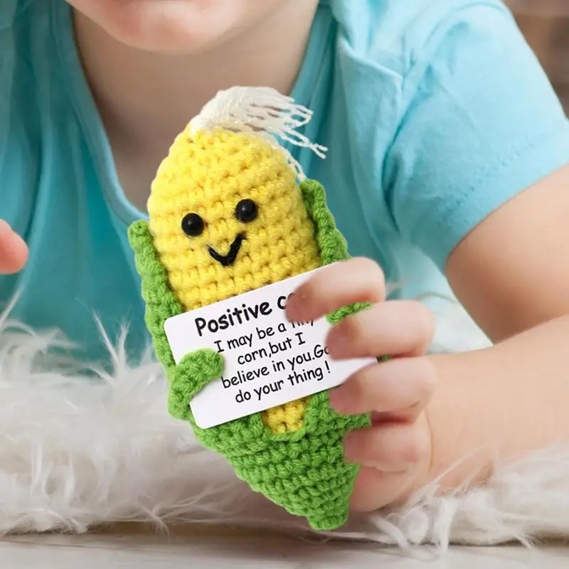 Вязаная крючком кукла ручной работы с позитивными зернами кукурузы вязанные