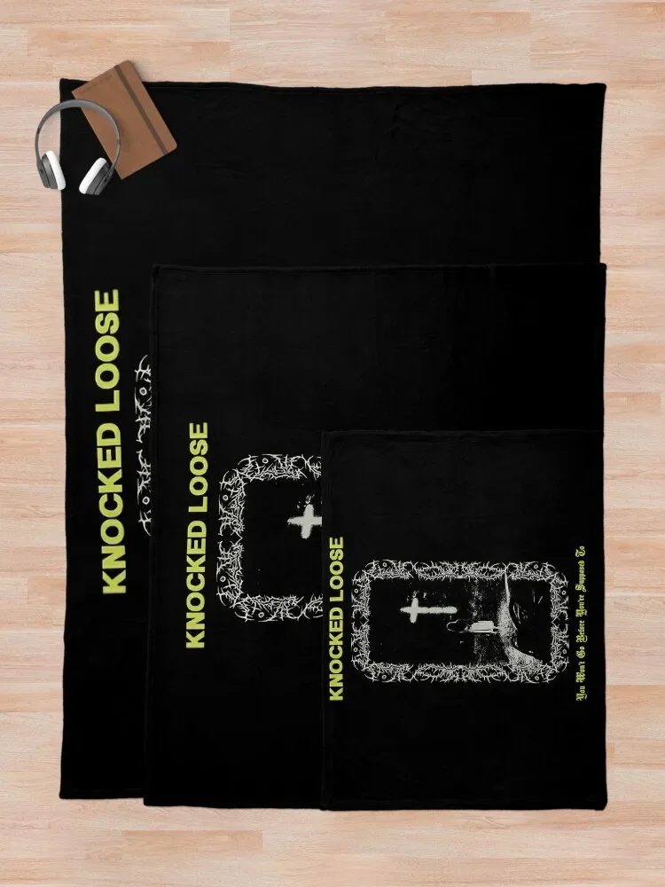 Красно-белый воздушный шар плавающий в воздухе над деревьями и горами пледы