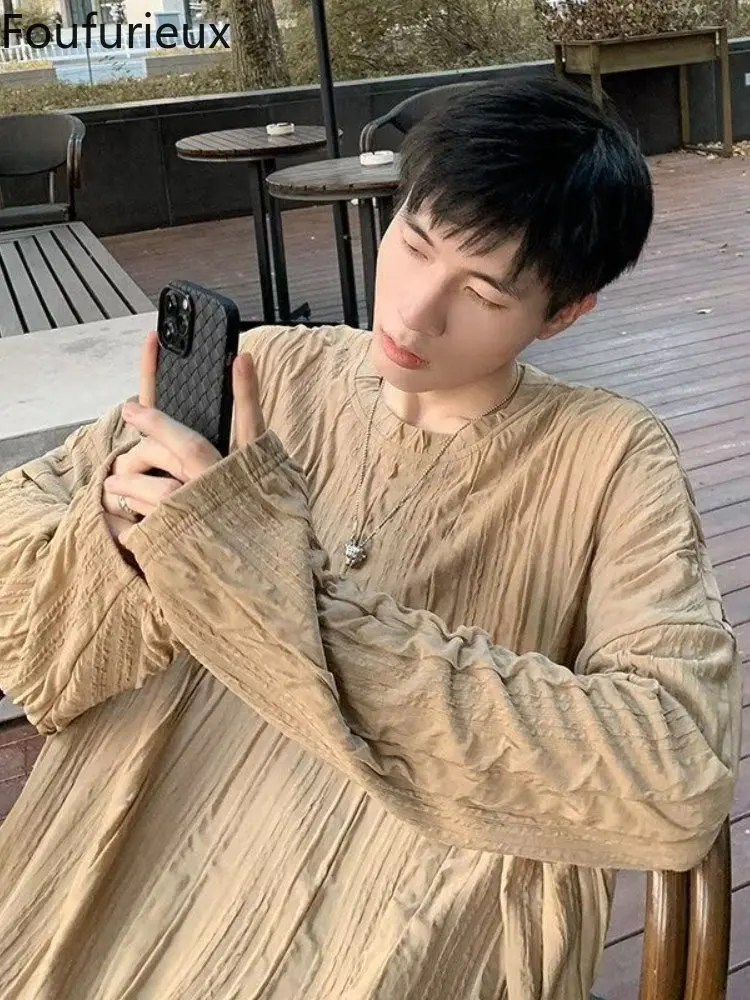 

Мужская футболка с длинным рукавом, круглым вырезом и складками