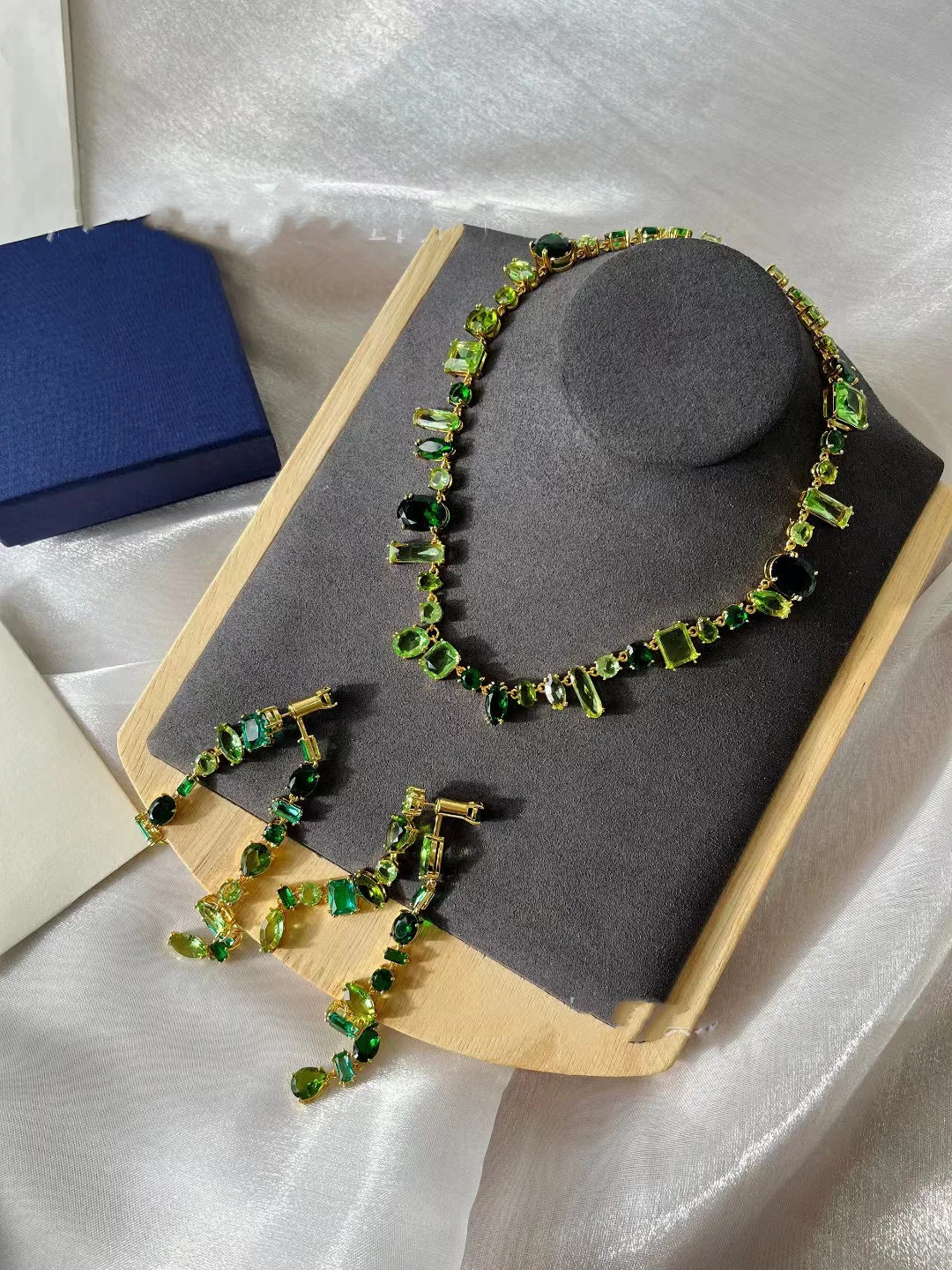 

Европейский и американский популярный набор из ожерелья, браслета и сережек с зелеными кристаллами на День святого Валентина
