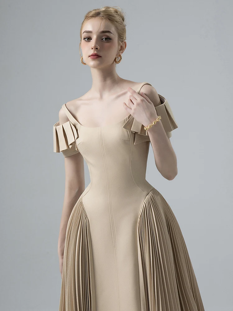 Женское плиссированное платье с вырезом-лодочкой и открытой спиной
