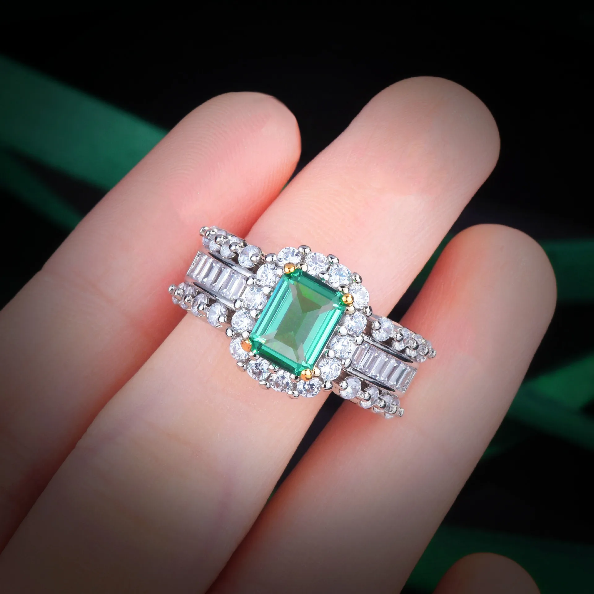

Classic Paraípa Emerald Single Row Full of Diamonds Open Adjustable Couples Ring For Women Green Zircon Anniversary Gift Jewelry