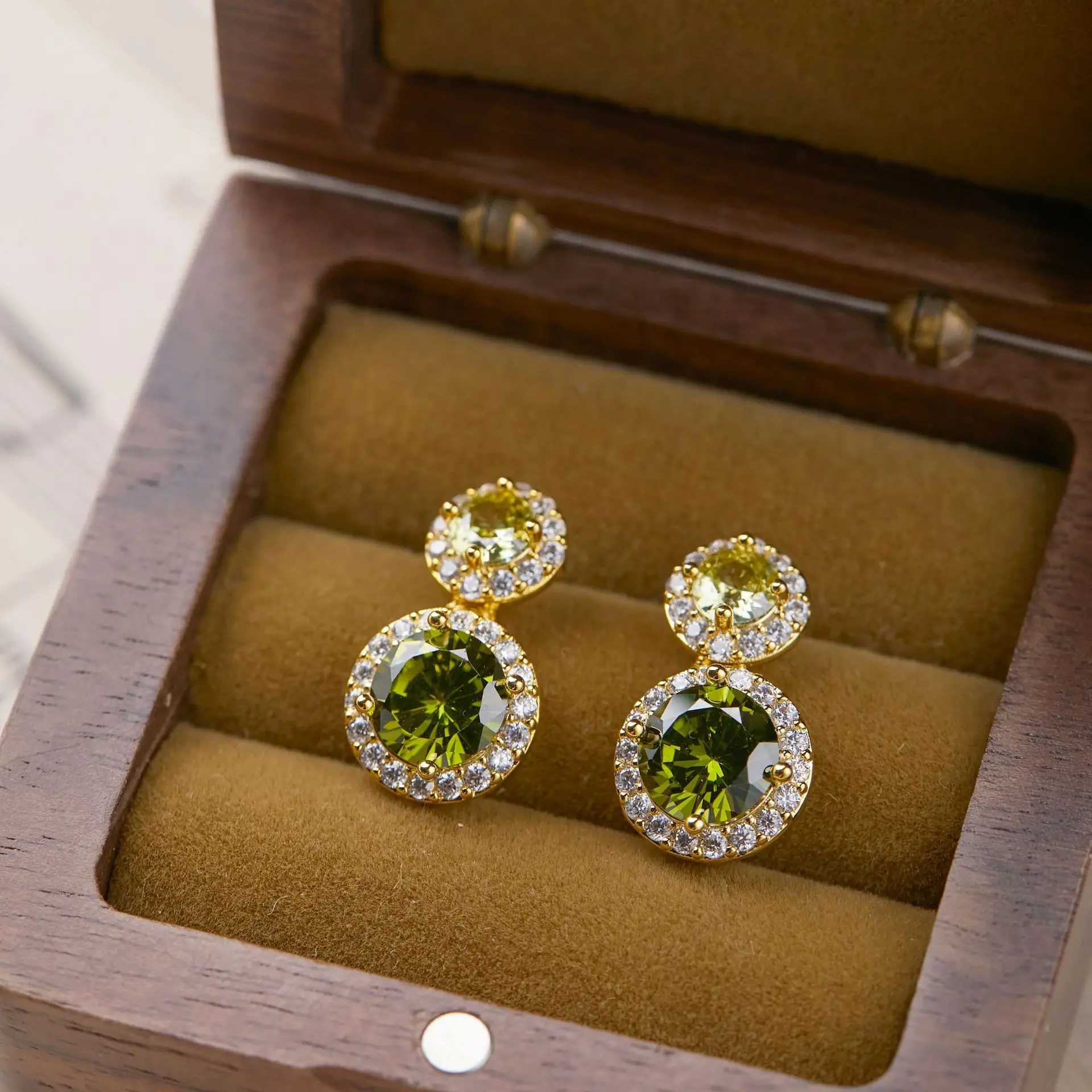 Ультра изысканные серьги с цирконом оливково-зеленого цвета в стиле ретро