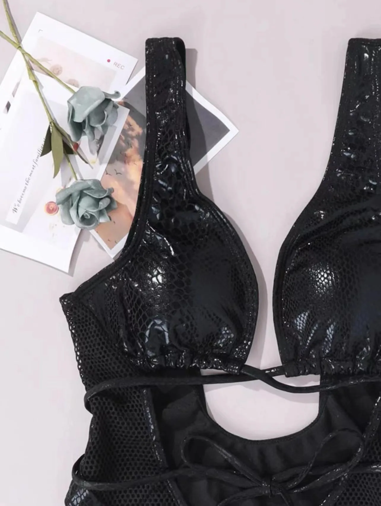 Женские пляжные слитные купальники со змеиным принтом черные открытые с