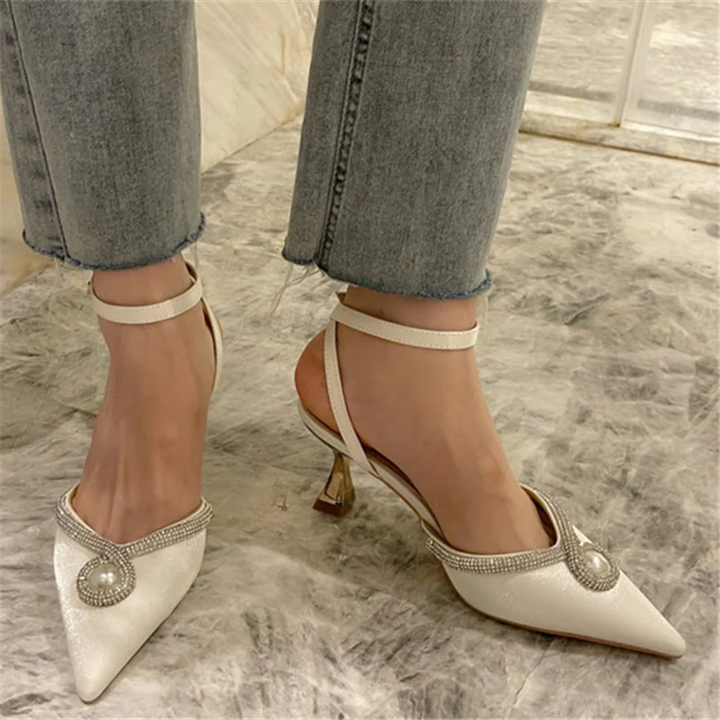 

Летние женские сандалии с острым носком и ремешком на пятке