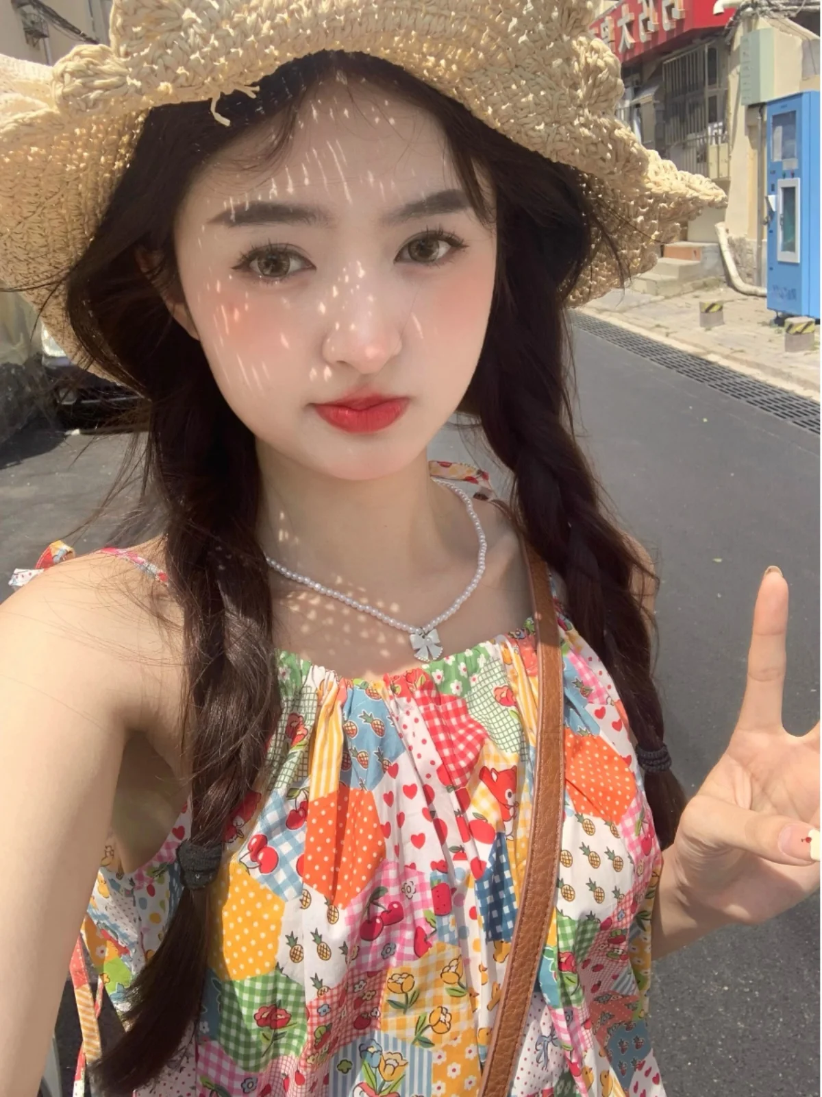 Женское платье на бретельках с цветочным принтом