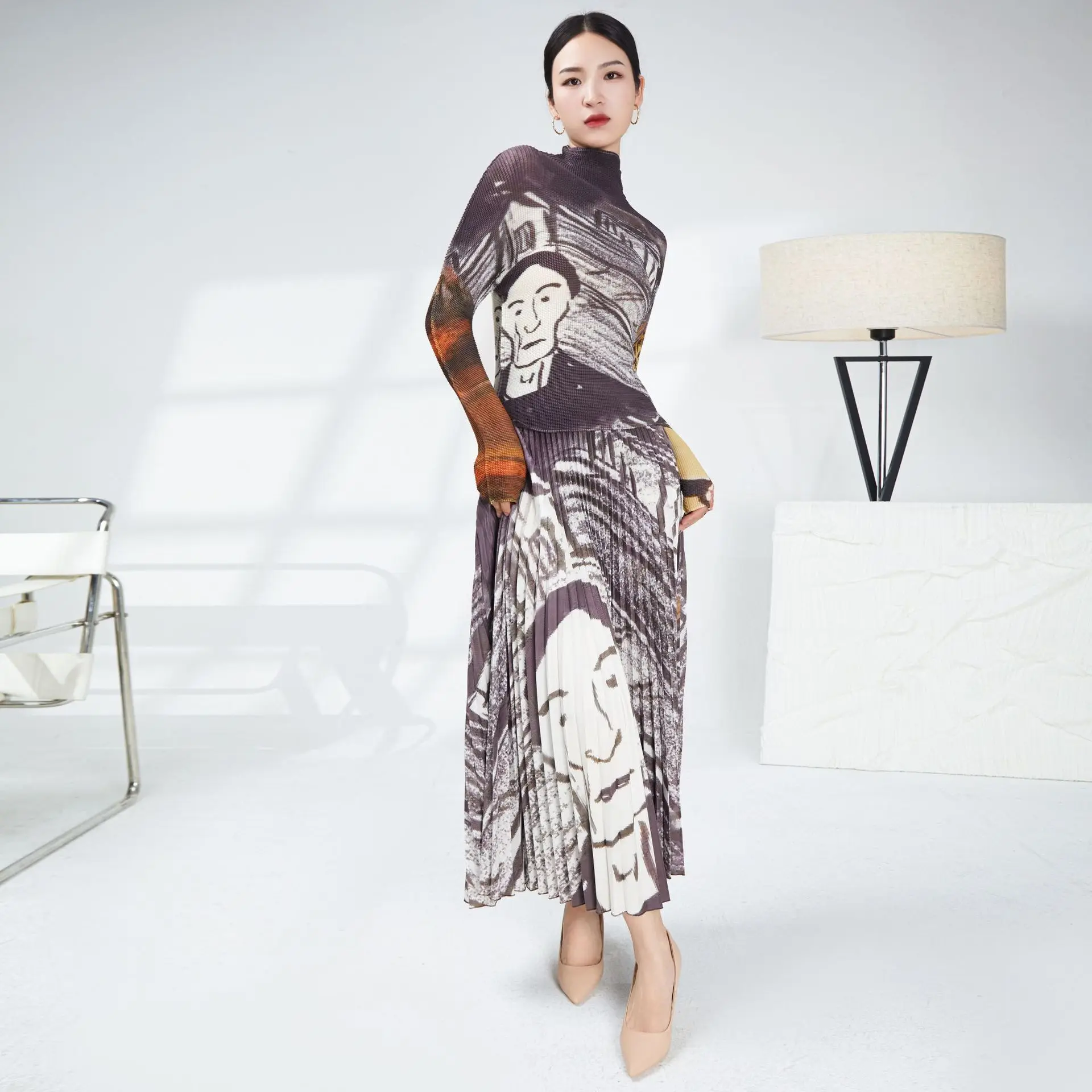 

French Spring New Miyake Pleated Set Slim Top Two Piece Impressionist Head Print Skirt Set Fashion Elegant Women's Clothing