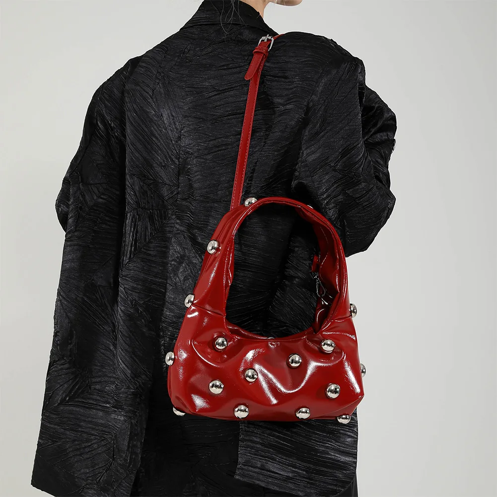 Женская сумка через плечо с заклепками из искусственной кожи стильная