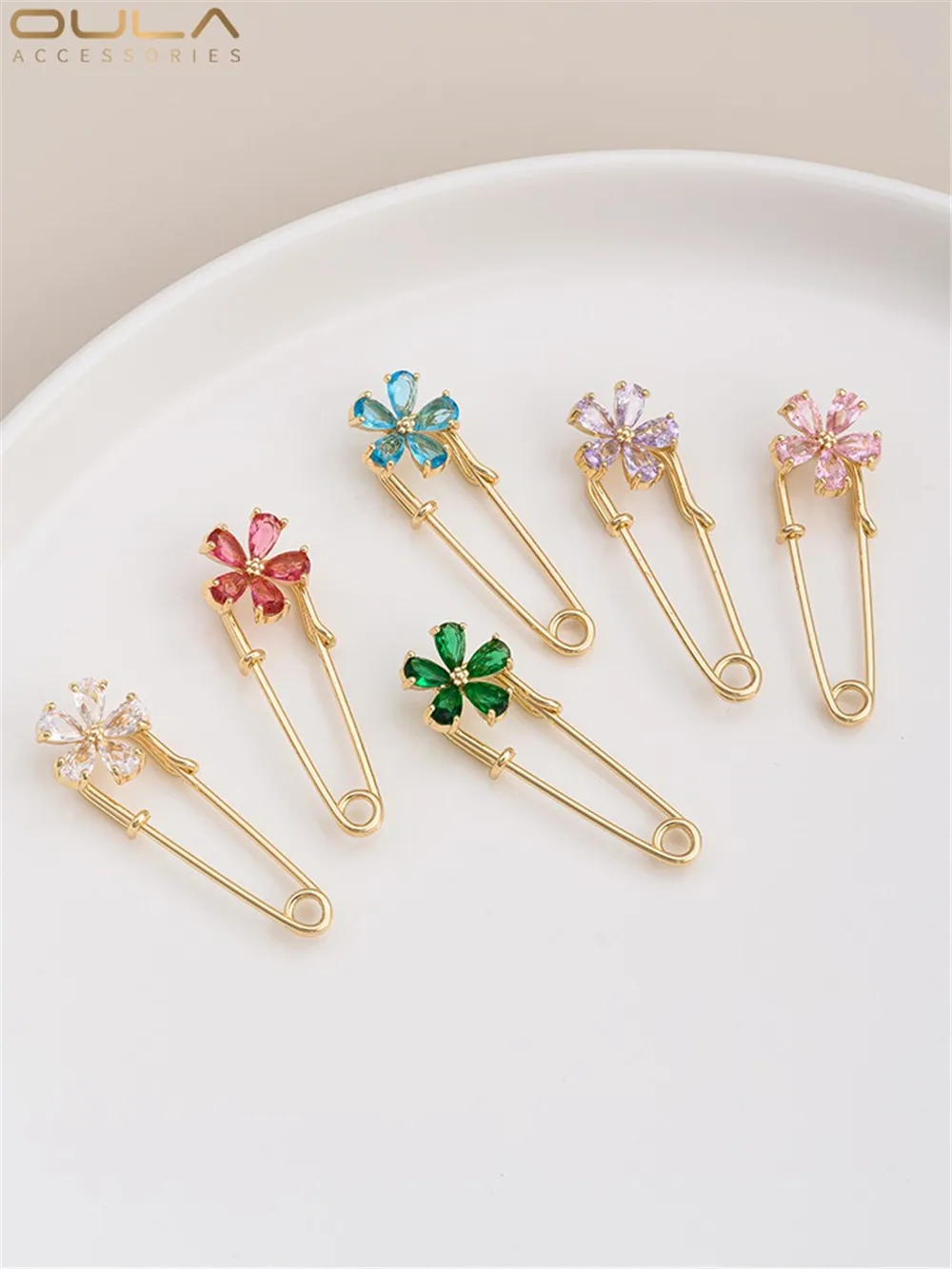 Брошь из циркония с инкрустированным золотом 14 к в форме цветка