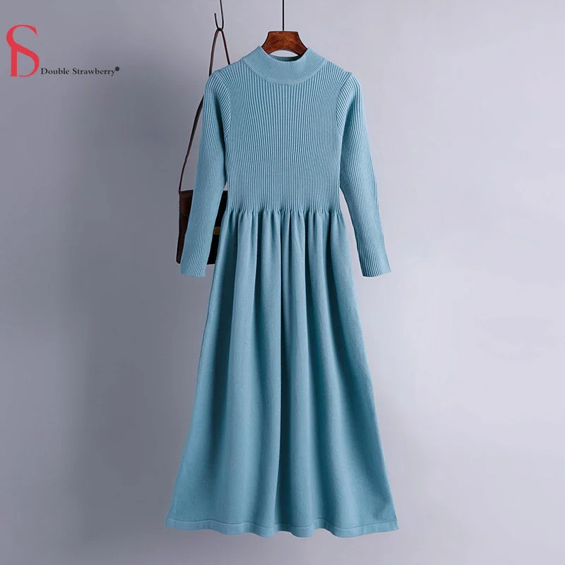 

Женское трикотажное платье с высоким воротником и широким подолом