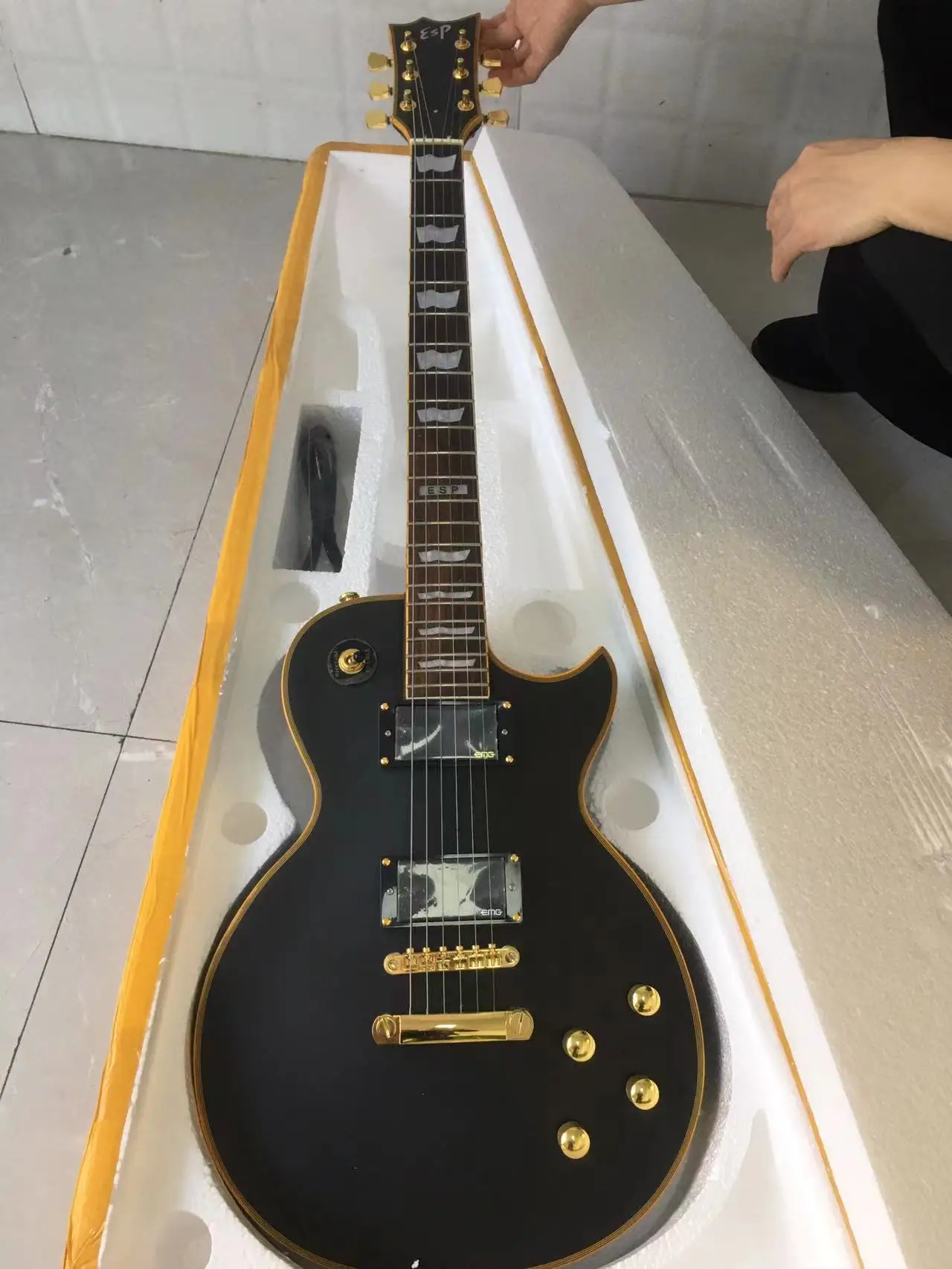 

EC-1000M deluxe black color electric guitar deluxe with active pickups 14510