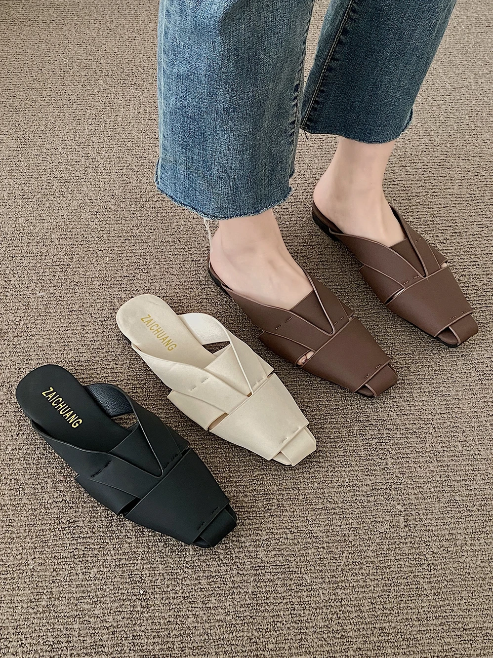 

Шлепанцы женские с закрытым носком, мягкие сандалии на плоской подошве, модные роскошные римские базовые тапки из искусственной кожи, резин...