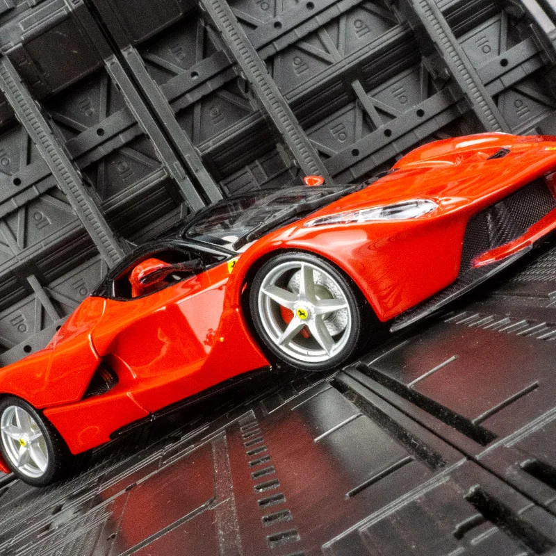 Фото Модель суперкара Ferrari от Bburago в масштабе 1:24, с открывающимся багажником, богатая деталями, тщательно изготовлена и отличается высоким качеством. №4