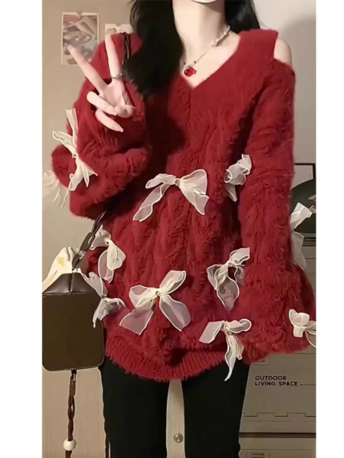 Мягкий клеевой свитер больших размеров с красным бантом и открытыми плечами