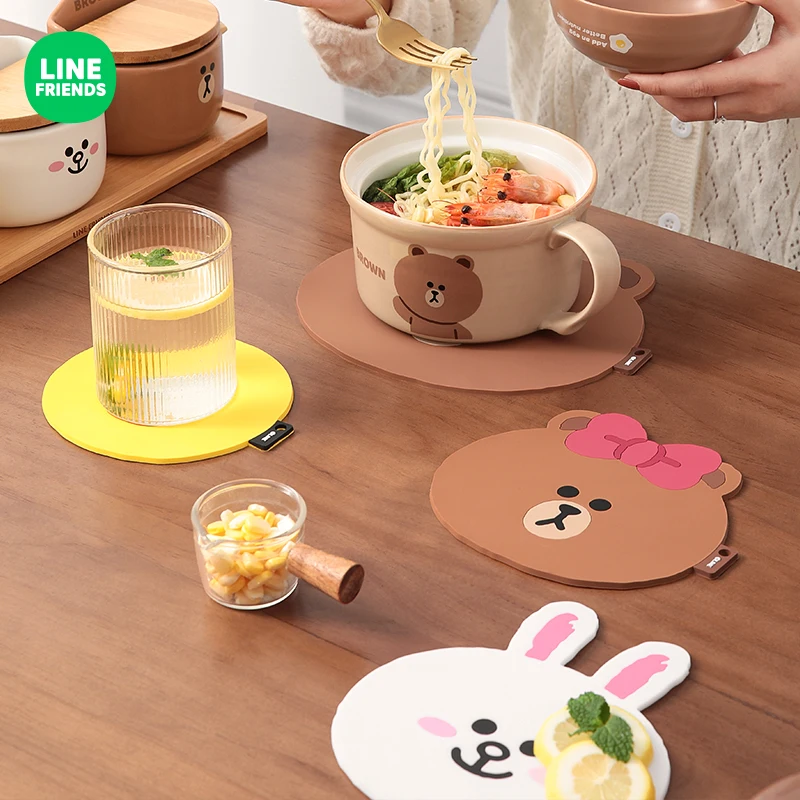 

Изолированный коричневый обеденный коврик Line Friends
