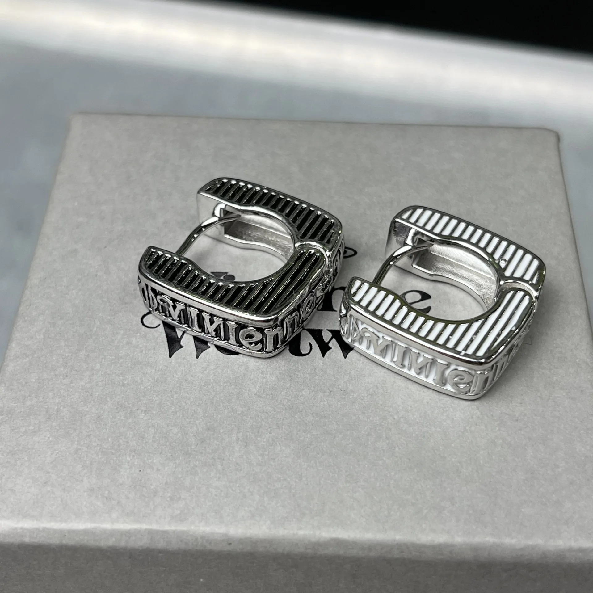 

Винтажные черно-белые серьги с надписью, серьги-гвоздики в стиле панк, ювелирные изделия, подарок для женщин, модные холодные серьги