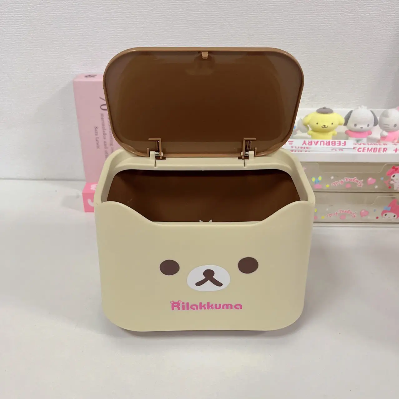 Фото Kawaii Rilakkuma Корзина для хранения Мини-коробка для хранения Милый аниме Мультфильм Настольная сортировка мусорного бака Автомобиль Дом изголовья для девочек Подарочные игрушки №1