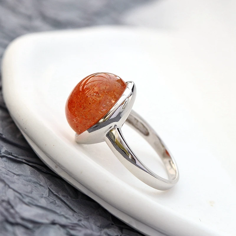 Оригинальное женское серебряное кольцо инкрустированное натуральным