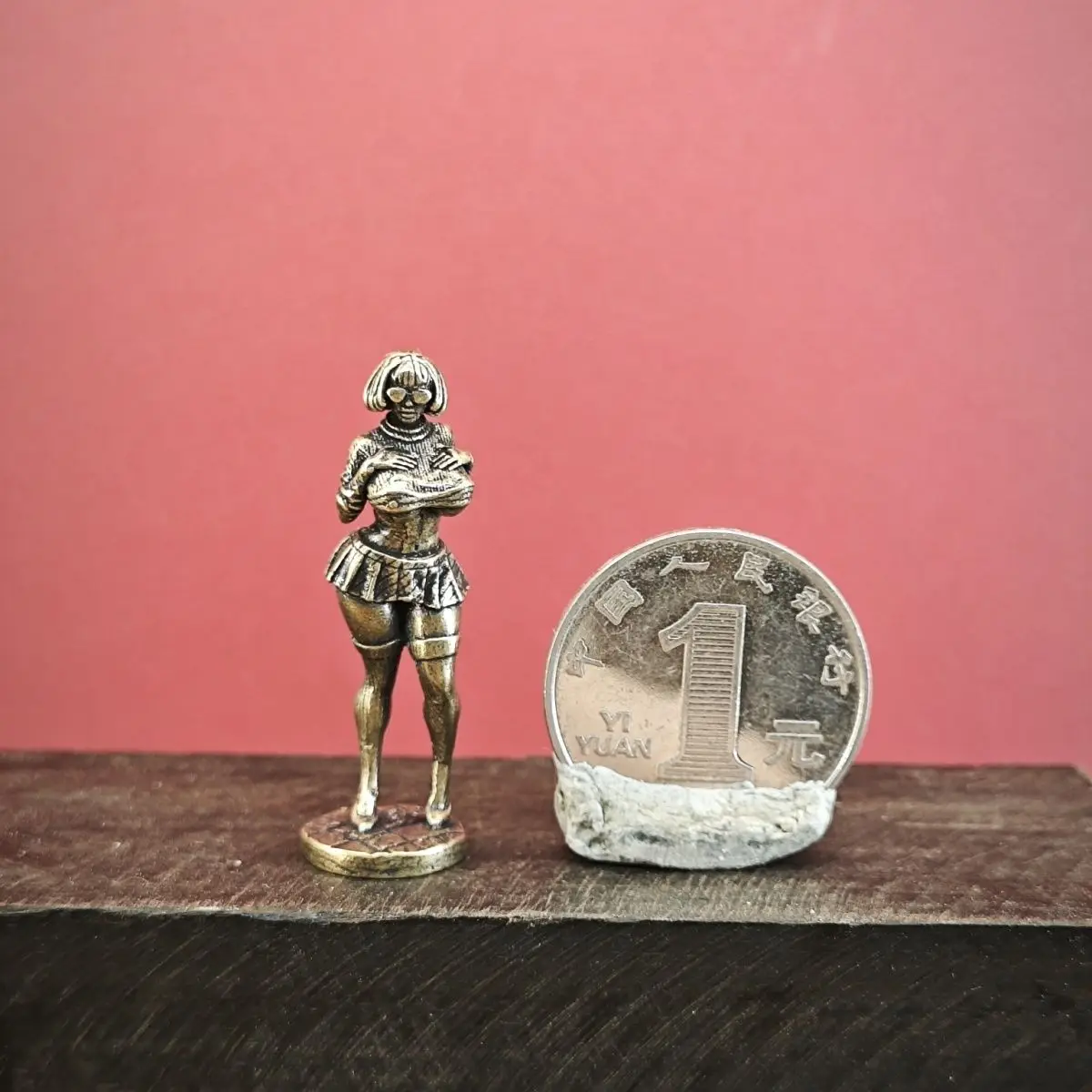 

Медная миниатюрная статуэтка юбки