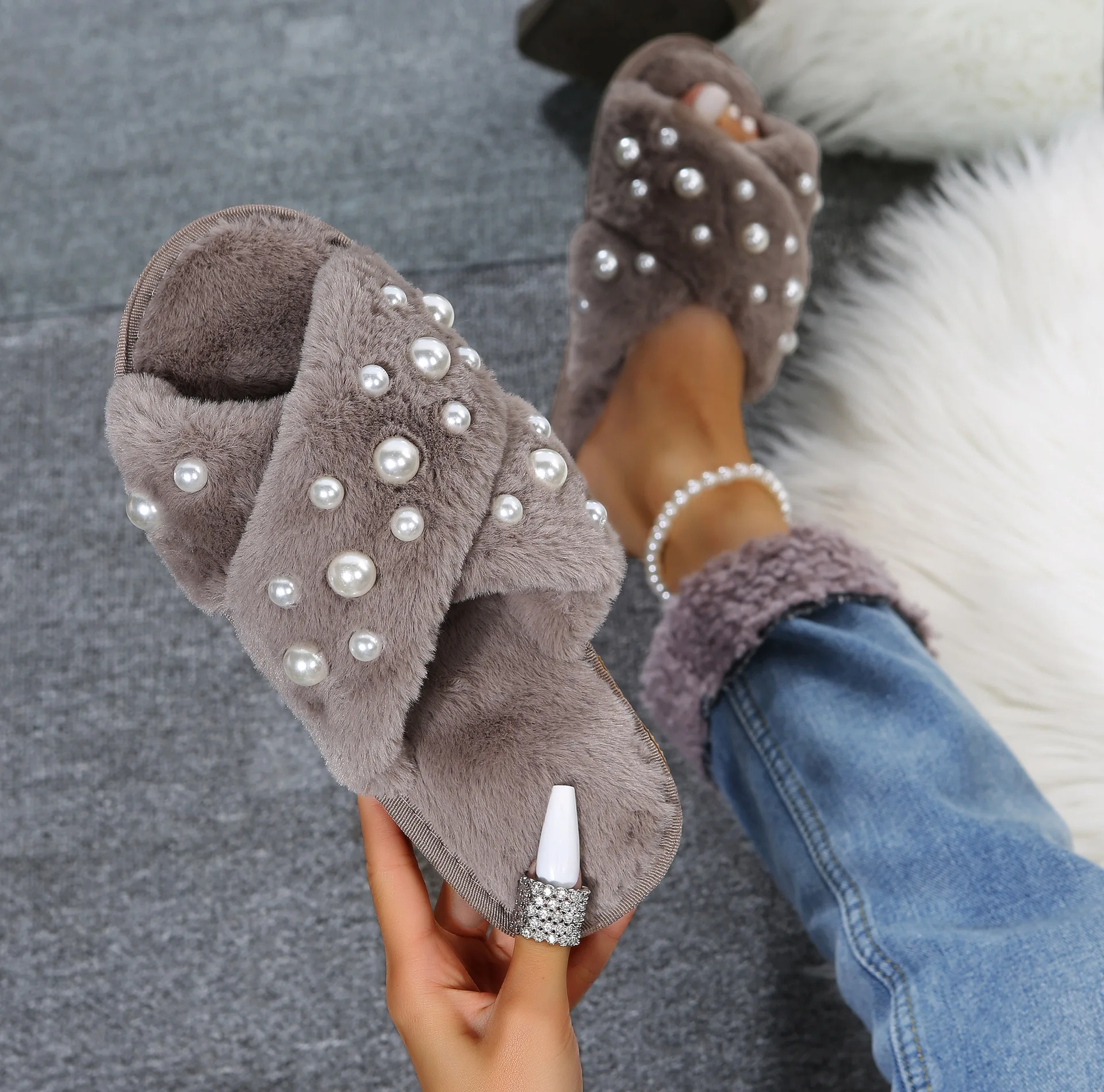 2022 European And American Fashion Autumn And Winter New Fuzzy Outdoor Flat Slippers For Women Warm Indoor Slippers For Women