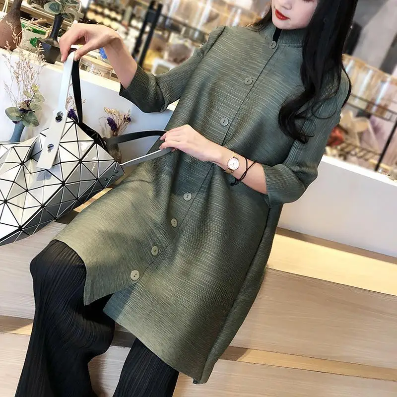 

Плиссированный однобортный тренчкот VANOVICH средней длины весна 2022 темпераментное повседневное пальто с воротником-стойкой и рукавом три чет...