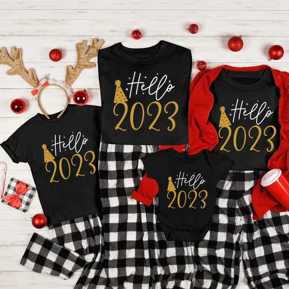 

Funny Hello 2023 Printed Family Matching Clothes Cotton Family Look Father Mother Kids Tshirts Baby Rompers New Year's Outfits