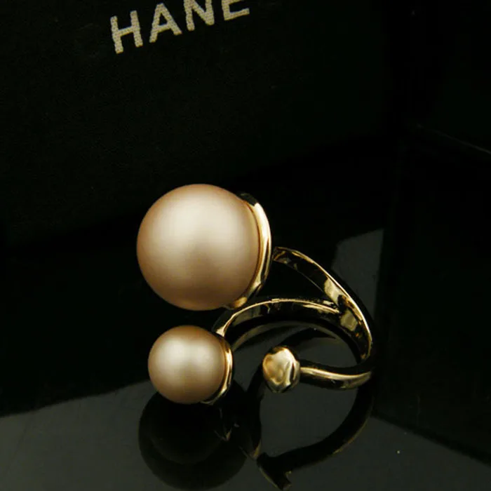 Модное кольцо в классическом стиле инкрустированное жемчугом ювелирное изделие