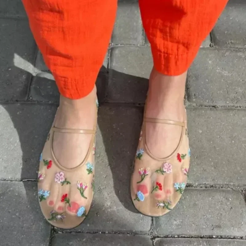 Новые балетки на плоской подошве с круглым носком вырезами и цветочной вышивкой