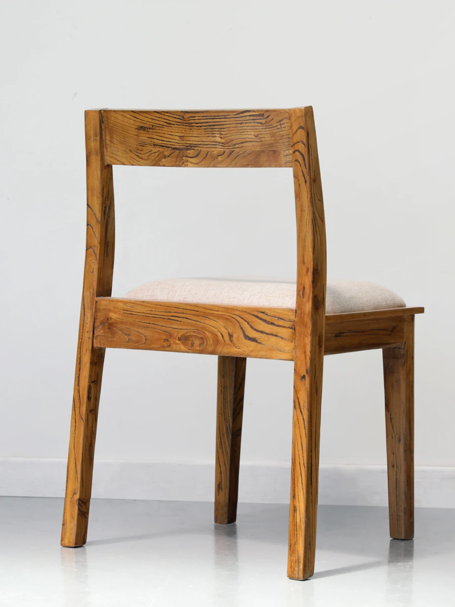 Обеденный стол из массива дерева с современным и минималистичным дизайном