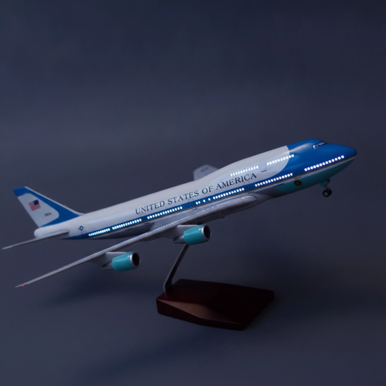 Фото Модель самолета Air Force One, готовая к демонстрации, модель Boeing 747, настольная, премиум-класса, для любителей авиации, декор для офиса. №2