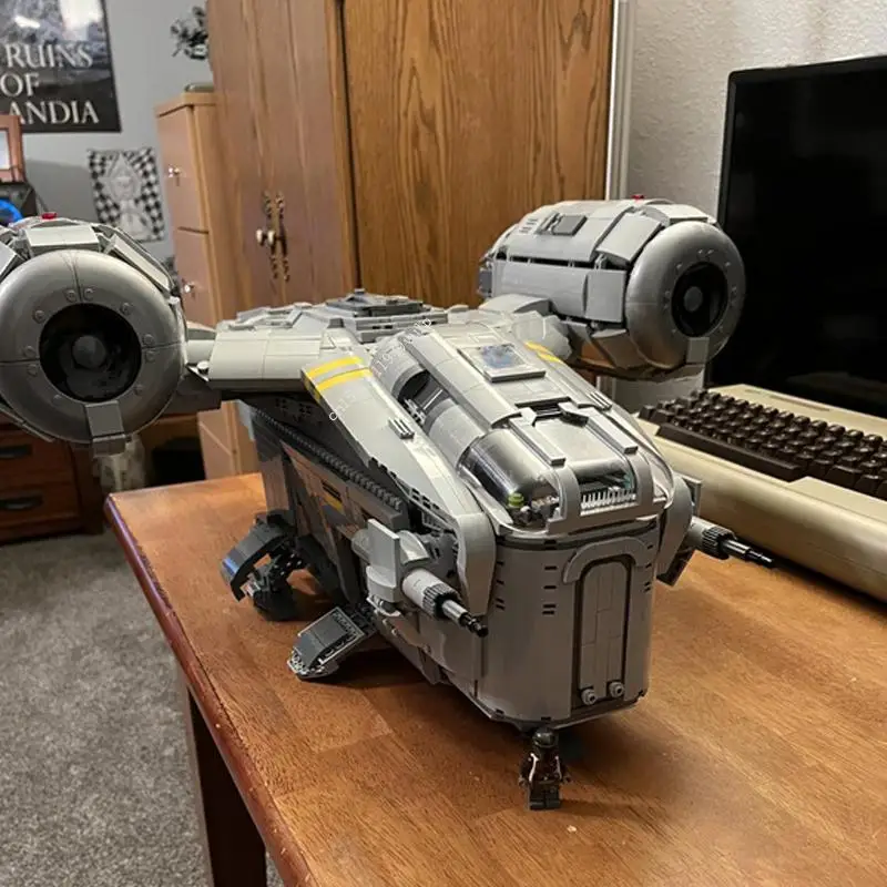 

4453pcs Ship MOC37840 UCS Razor Crest Star Movie Spaceship Weapons Building Blocks Bricks Weapon Toys For Children Birthday Gift