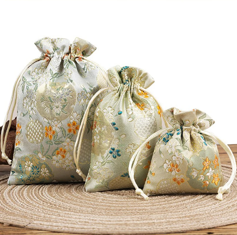 

Подарочная сумка из атласа с вышивкой