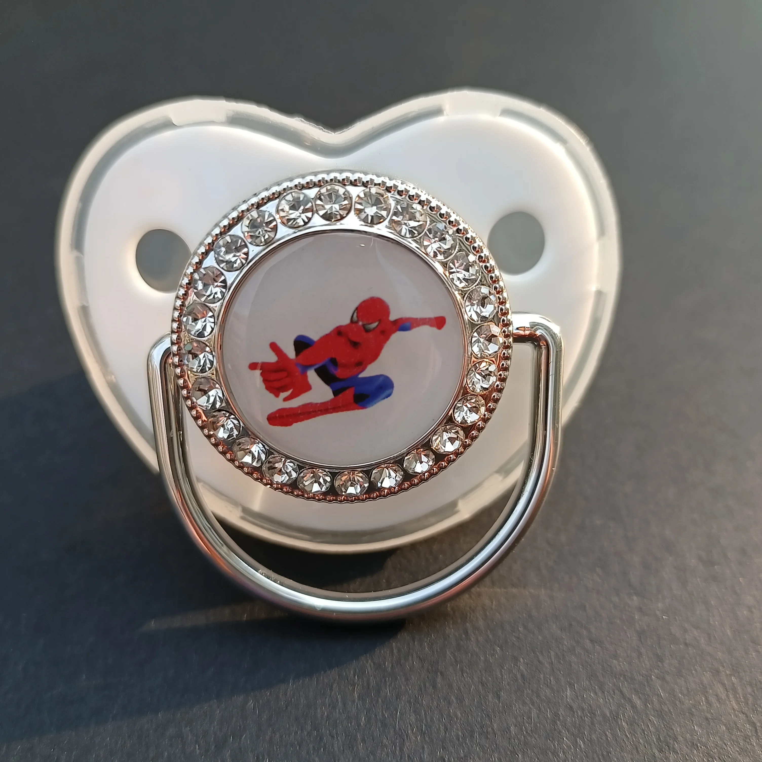 Рисунок 3 - Соска-пустышка и соска для новорожденных