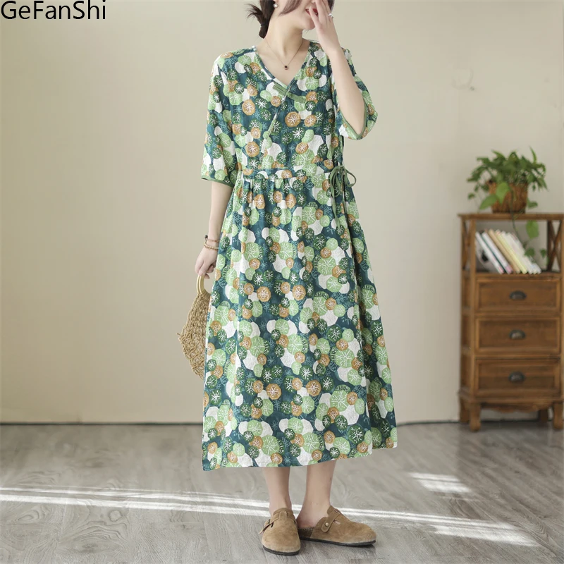 

Женское платье с коротким рукавом, V-образным вырезом и принтом